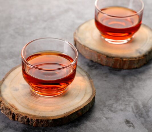 면역력 높이는 식습관, 건강한 일상에 한걸음 더 가까이 clear glass cup with red liquid on brown wooden table