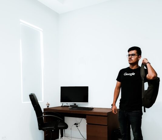 직장인 건강, 일상 속 작은 실천이 큰 변화를 만든다 man standing near brown desk beside white wall