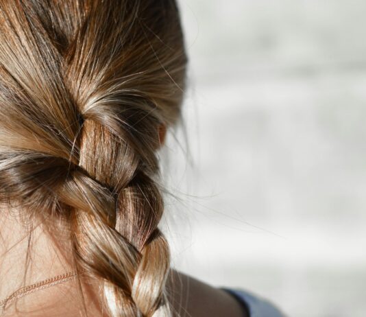 건강한 모발을 위한 습관, 두피 관리부터 식습관까지 woman with braid hair