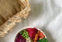 건강한 식단으로 시작하는 활기찬 하루의 비결 vegetable salad on white ceramic bowl