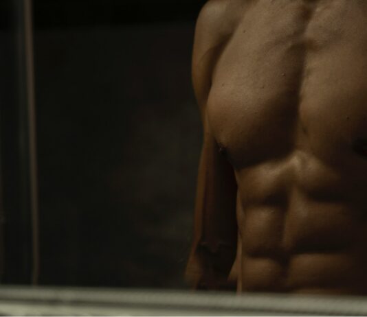 근육, 건강한 삶의 핵심–그 중요성과 관리법 topless man in black shorts