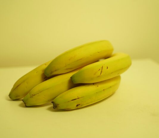 “갑자기 손발에 힘이 없어요”… 혹시 ‘저칼륨증’ 아닐까요? a bunch of bananas sitting on top of a table