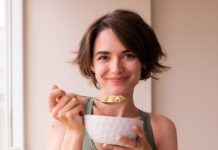 바쁜 직장인을 위한 건강관리, 작은 변화가 큰 차이를 만든다 a woman in a sports bra top holding a bowl of food