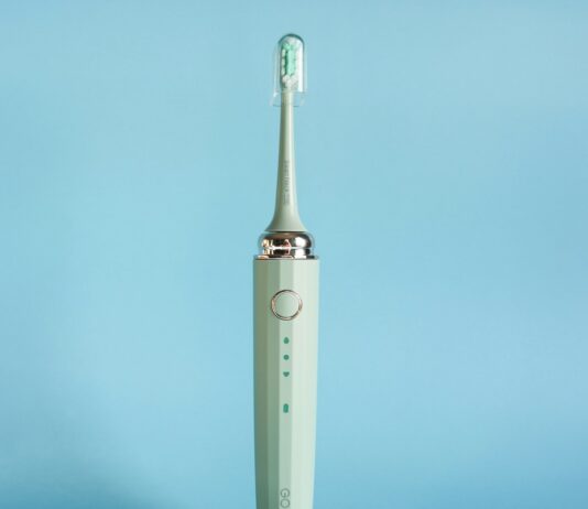 “여름만 되면 입 냄새가 심해져요”… 구강 건조증 때문일 수 있습니다 silver flute with green background