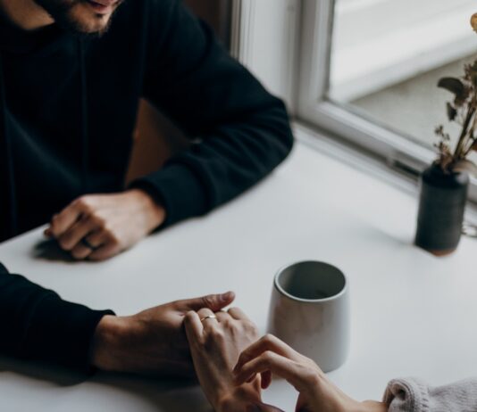 정신건강, 몸의 건강만큼 중요한 마음의 돌봄 person in black long sleeve shirt holding white ceramic mug