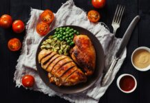 ‘근육 건강’이 일상 트렌드로… 바쁜 현대인을 위한 실천 전략 a plate of food