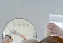 ‘나만의 건강한 헤어 루틴’…머릿결을 지키는 생활 속 변화가 부른 신(新) 트렌드 a person washing the hands