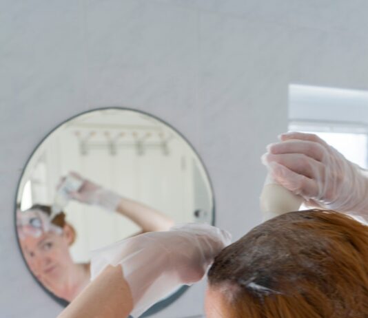 ‘나만의 건강한 헤어 루틴’…머릿결을 지키는 생활 속 변화가 부른 신(新) 트렌드 a person washing the hands