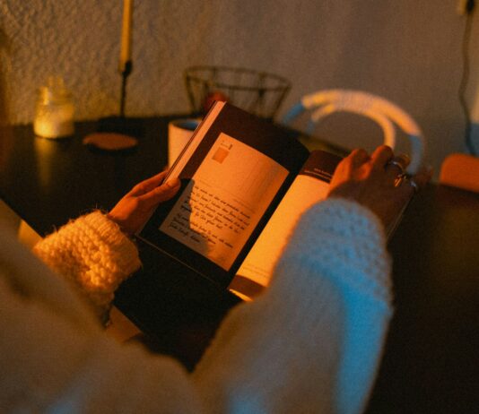 “슬기로운 수면 생활, 바쁜 일상 속 꿀잠 챙기기” person holding black tablet computer