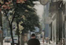 “여성 건강, 일상에서 챙긴다”…바뀌는 셀프케어 트렌드와 실천법 man in black hoodie walking on sidewalk during daytime