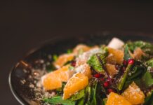 “나만의 ‘스마트 식단’이 뜬다…건강도 취향도 놓치지 않는 실천법” a plate of food with oranges and greens