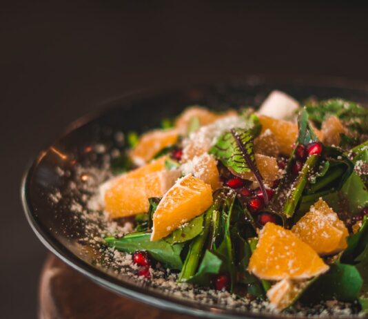 “나만의 ‘스마트 식단’이 뜬다…건강도 취향도 놓치지 않는 실천법” a plate of food with oranges and greens