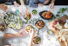 나에게 딱 맞는 식단, 일상에서 실천하는 건강한 변화 people holding clear drinking glasses