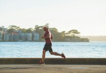 호흡이 터져야 달리기가 산다: 지치지 않는 ‘공기 흡입’의 기술 man running near sea during daytime