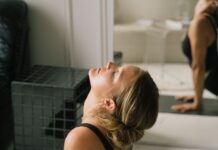 유연성의 천적: 당신의 근육이 가죽처럼 뻣뻣한 이유 a woman lying on the floor