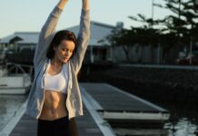 변화하는 여성 건강 트렌드, 일상에서 실천할 수 있는 건강관리법 주목 woman standing on dock