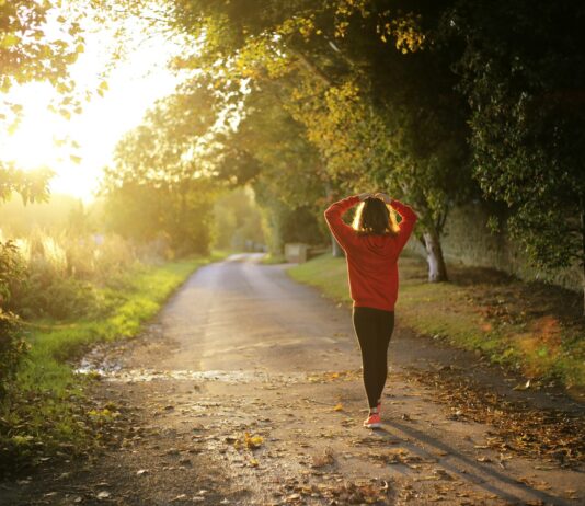 일상 속 웰니스, 내 삶에 스며들다: 최근 트렌드와 실천법 woman walking on pathway during daytime