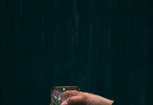 나만의 건강한 아침 루틴, 작지만 큰 변화 만든다 person holding clear drinking glass with water