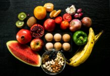 건강을 챙기는 새로운 습관, 똑똑하게 즐기는 영양 & 보충제 활용법 yellow banana red apple and yellow banana fruit