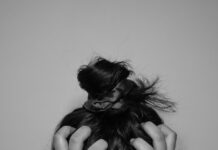 현대인의 숙제, 스트레스 다스리기…일상 속 ‘마음 근력’ 키우는 생활 습관 주목 a woman covering her face with her hands