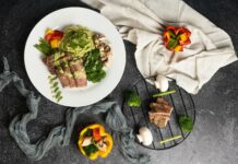 “소박한 한 끼의 힘, 일상 식단에 변화 주는 건강 트렌드” a white plate topped with meat and veggies