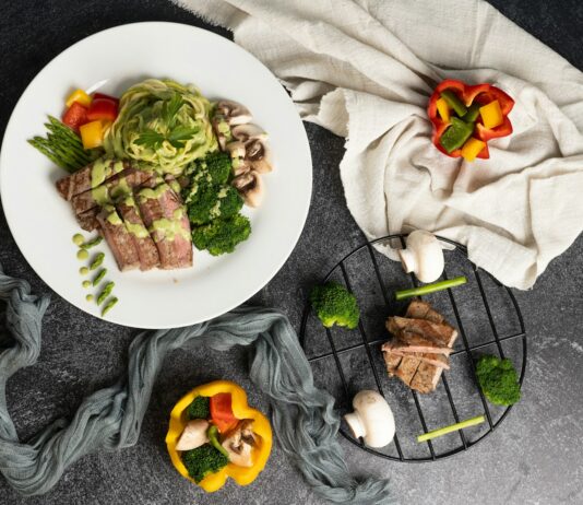 “소박한 한 끼의 힘, 일상 식단에 변화 주는 건강 트렌드” a white plate topped with meat and veggies