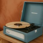“디지털 디톡스가 일상 건강 지킨다…현대인을 위한 ‘스마트폰 잠시 멀리하기’ 실천법” A blue record player with a record on it.