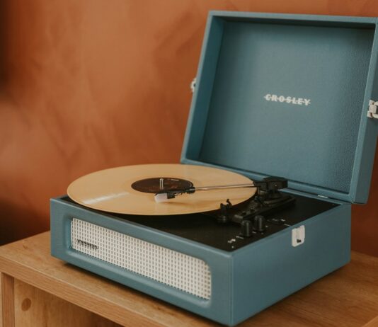“디지털 디톡스가 일상 건강 지킨다…현대인을 위한 ‘스마트폰 잠시 멀리하기’ 실천법” A blue record player with a record on it.