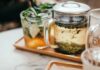 대체요법, 일상 속 건강 지키기 트렌드로 자리잡다 clear glass mug on tray