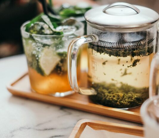 대체요법, 일상 속 건강 지키기 트렌드로 자리잡다 clear glass mug on tray