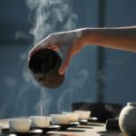 집에서도 쉽고 안전하게… 대체요법, 일상 속 건강 습관으로 자리잡다 person pouring hot water on white cup