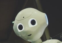 인공지능이 바꾸는 건강 관리, 우리 일상에 스며들다 white robot toy holding black tablet