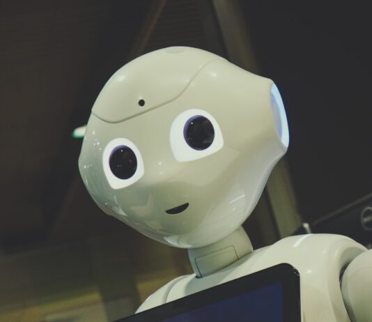 인공지능이 바꾸는 건강 관리, 우리 일상에 스며들다 white robot toy holding black tablet