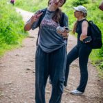 현대인을 위한 적정 걷기 습관, 건강도 시간도 잡는다 Young woman makes peace sign on a forest trail
